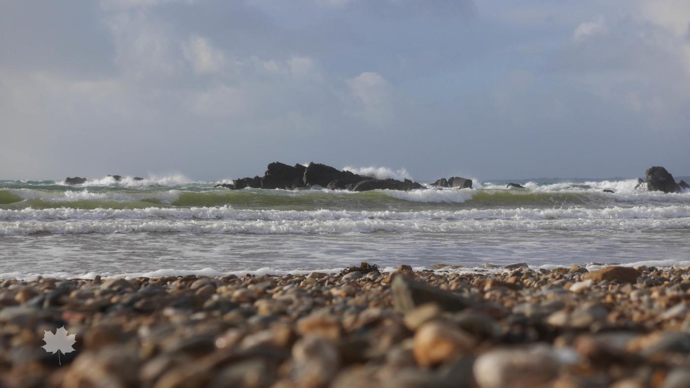 Plage de Trez Rouz, la mer bat la roche et les galets.