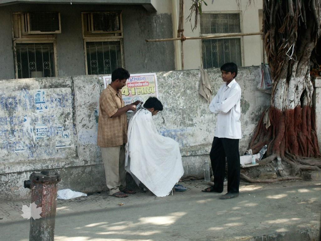Coiffeur dans une rue de Mumbai