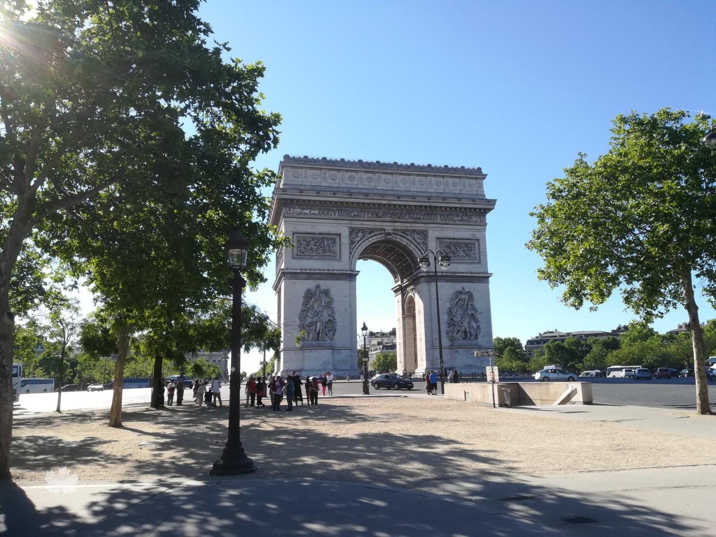 L'arc de Triomphe depuis l'avenue de la grande armée