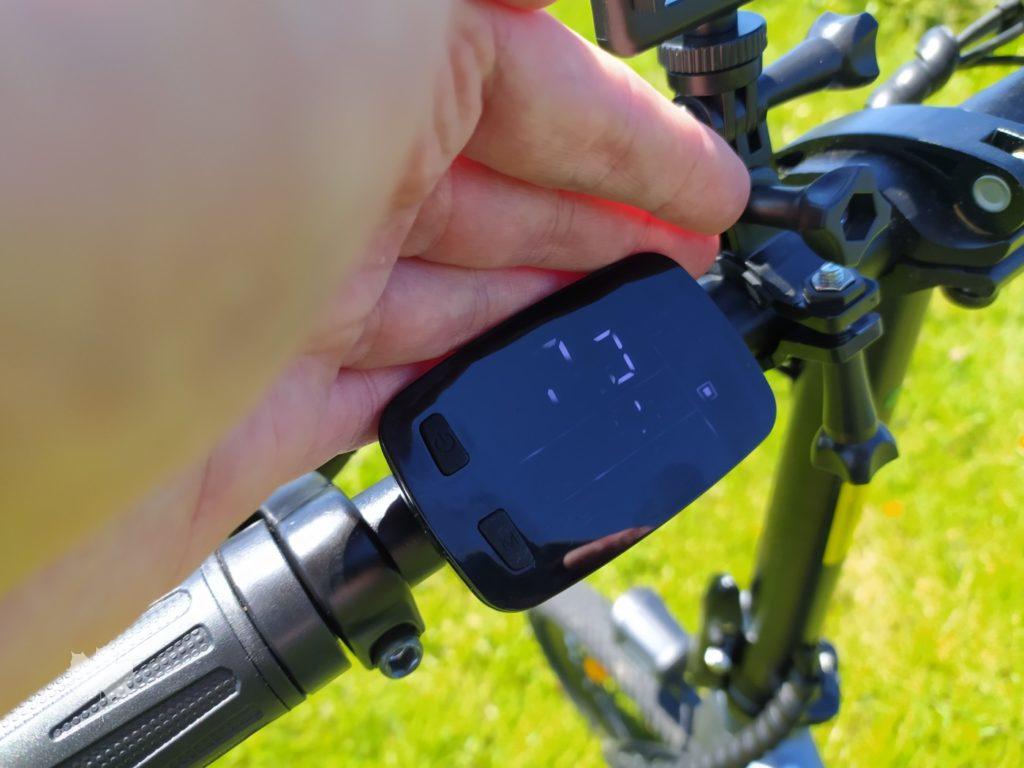 Le compteur est difficilement lisible en plein soleil.